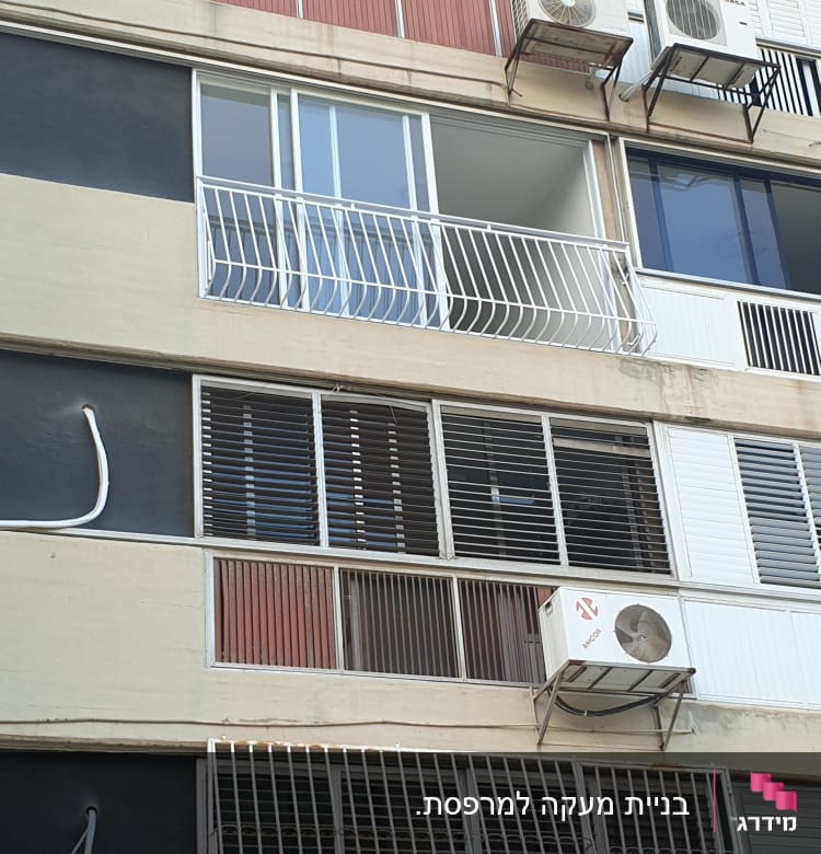 מסגרות מתכת על חלונות ומרפסות בבניין